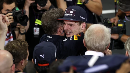 Verstappen se abraza con el equipo Red Bull Verstappen se abraza con el equipo Red Bull
