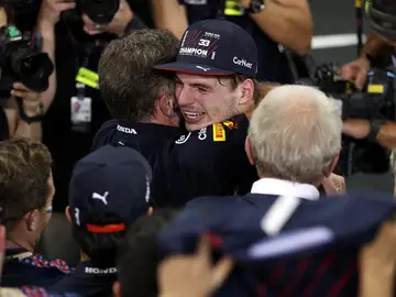 Verstappen se abraza con el equipo Red Bull