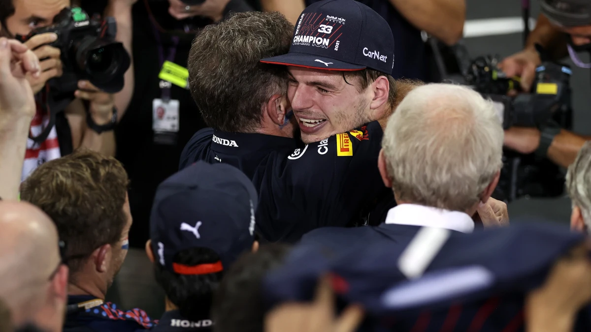 Verstappen se abraza con el equipo Red Bull