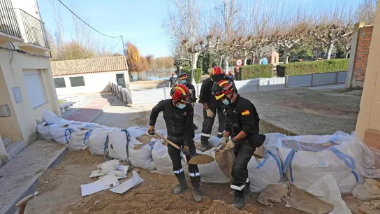 Soldados de la UME construyen diques en las calles de la población zaragozana de Novillas. Soldados de la UME construyen diques en las calles de la población zaragozana de Novillas.