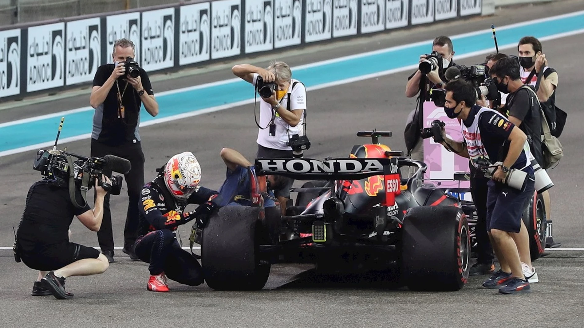Honda lleva a Red Bull al título
