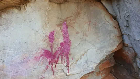 Imagen de Las Sacerdotisas, las pinturas rupestres vandalizadas en Despeñaperros Imagen de Las Sacerdotisas, las pinturas rupestres vandalizadas en Despeñaperros