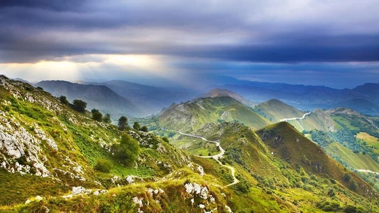 Picos de Europa: Qué ver, dónde comer y dormir en el primer Parque Nacional de España  Picos de Europa: Qué ver, dónde comer y dormir en el primer Parque Nacional de España