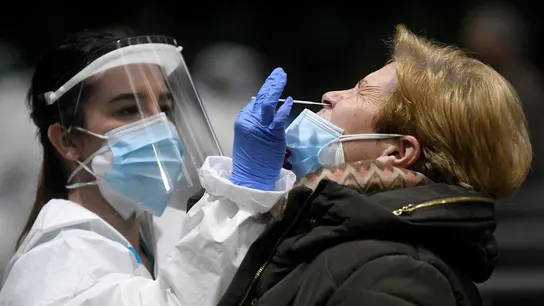 Una sanitaria realiza una prueba diagnóstica de coronavirus Una sanitaria realiza una prueba diagnóstica de coronavirus
