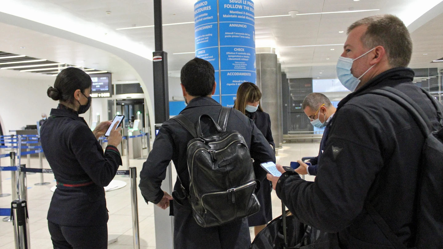 Varios pasajeros muestran su pasaporte COVID en el aeropuerto de Roma-Fiumicino. Varios pasajeros muestran su pasaporte COVID en el aeropuerto de Roma-Fiumicino.