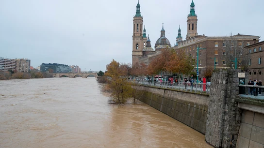 El medidor de aguas del Ebro ha sobrepasado los cinco metros en Zaragoza El medidor de aguas del Ebro ha sobrepasado los cinco metros en Zaragoza