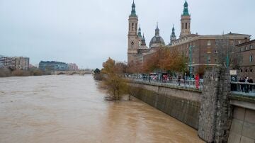 El medidor de aguas del Ebro ha sobrepasado los cinco metros en Zaragoza