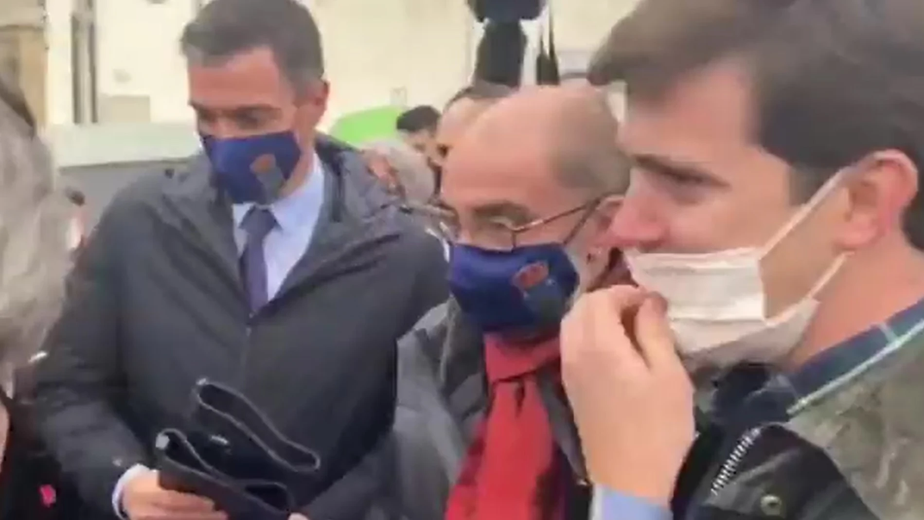 Imagen del momento en el que el líder del PP de Zaragoza le entrega las botas de agua al presidente del Gobierno.