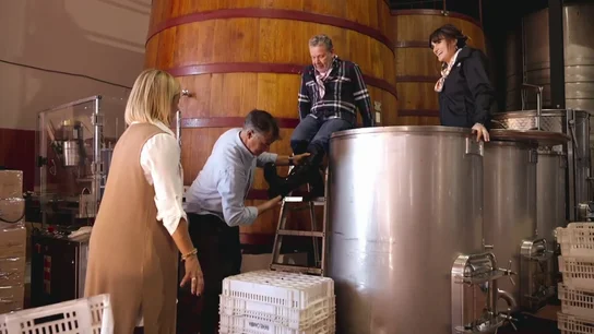 Alberto Chicote se pone "hasta el corvejón" pisando vino con Rozalén: "Lo he disfrutado como si me hubiesen dejado pilotar un avión" Alberto Chicote se pone "hasta el corvejón" pisando vino con Rozalén: "Lo he disfrutado como si me hubiesen dejado pilotar un avión"