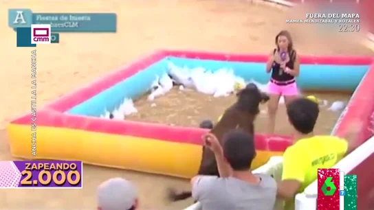 Así fue el impactante momento en el que una vaquilla se cuela en un directo y golpea a una reportera Así fue el impactante momento en el que una vaquilla se cuela en un directo y golpea a una reportera