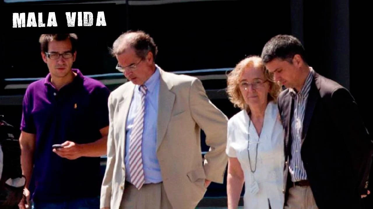 El juez Joaquín Aguirre, en el centro con gafas, en uno de los registros del caso Macedonia.