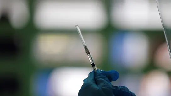 Una enfermera prepara una jeringuilla con una vacuna de Pfizer contra el coronavirus Una enfermera prepara una jeringuilla con una vacuna de Pfizer contra el coronavirus