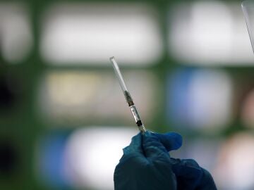 Una enfermera prepara una jeringuilla con una vacuna de Pfizer contra el coronavirus