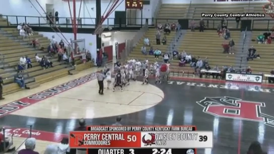 Pelea en un partido de baloncesto juvenil Pelea en un partido de baloncesto juvenil