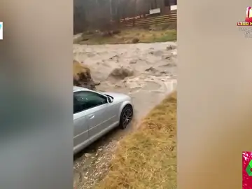 El surrealista momento en el que un conductor se lanza a una riada para ser arrastrado por el agua