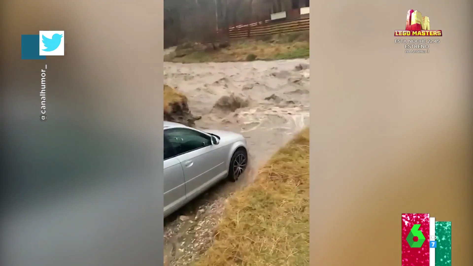 El surrealista momento en el que un conductor se lanza a una riada para ser arrastrado por el agua