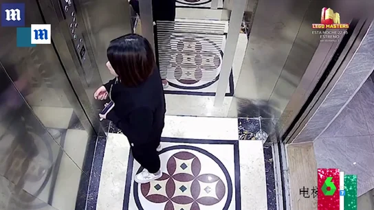El divertido vídeo viral de una mujer desesperada para salir de un ascensor con doble puerta El divertido vídeo viral de una mujer desesperada para salir de un ascensor con doble puerta