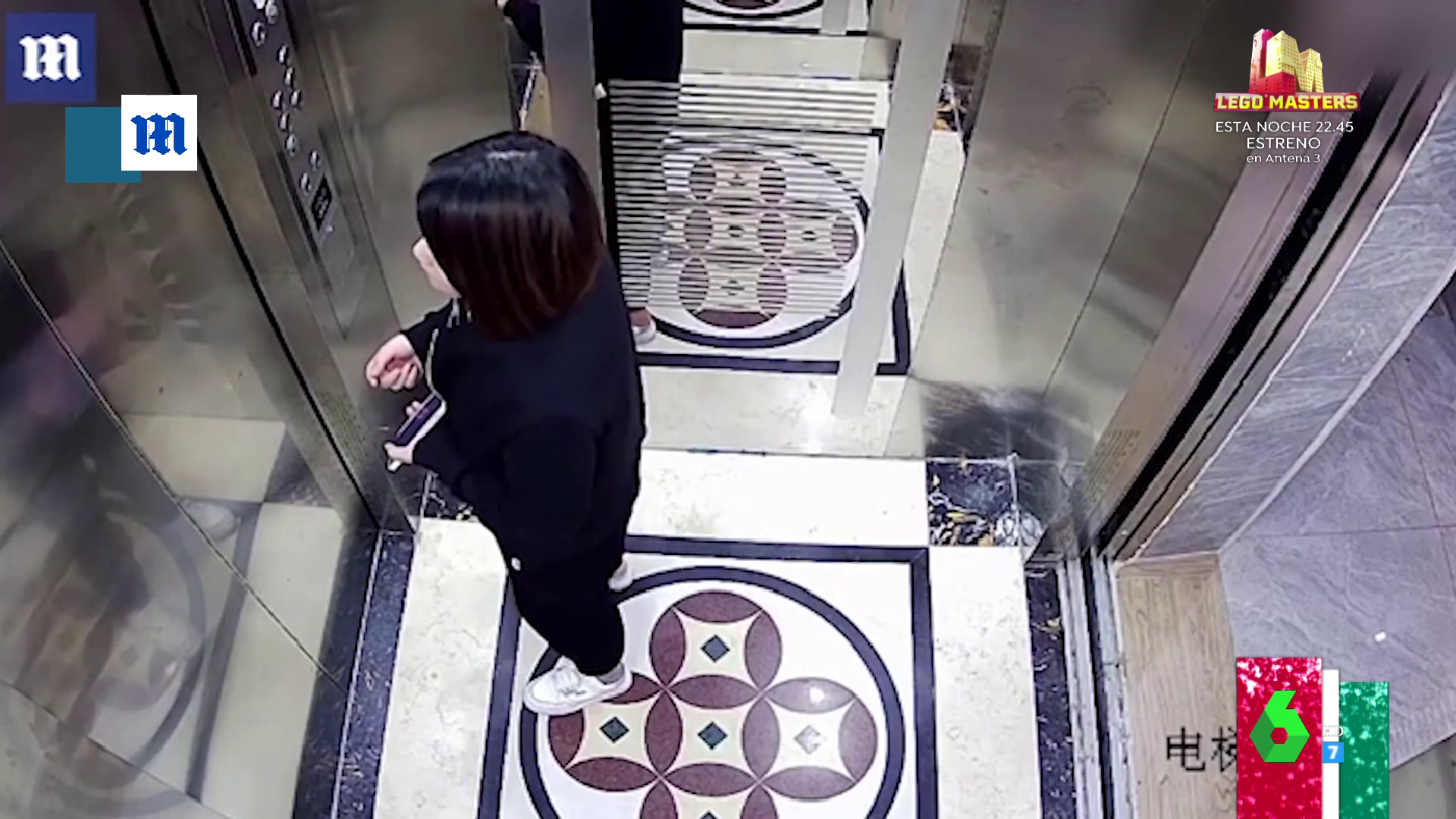 El divertido vídeo viral de una mujer desesperada para salir de un ascensor  con doble puerta