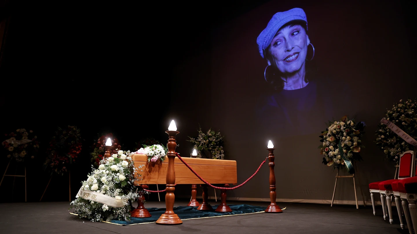 El féretro de la actriz Verónica Forqué en el Teatro Español, donde se ha instalado la capilla ardiente El féretro de la actriz Verónica Forqué en el Teatro Español, donde se ha instalado la capilla ardiente