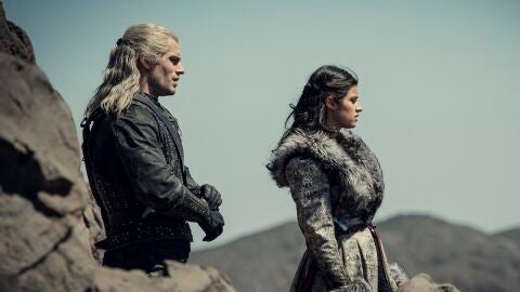 Henry Cavill y Anya Chalotra como Geralt y Yennefer en 'The Witcher'