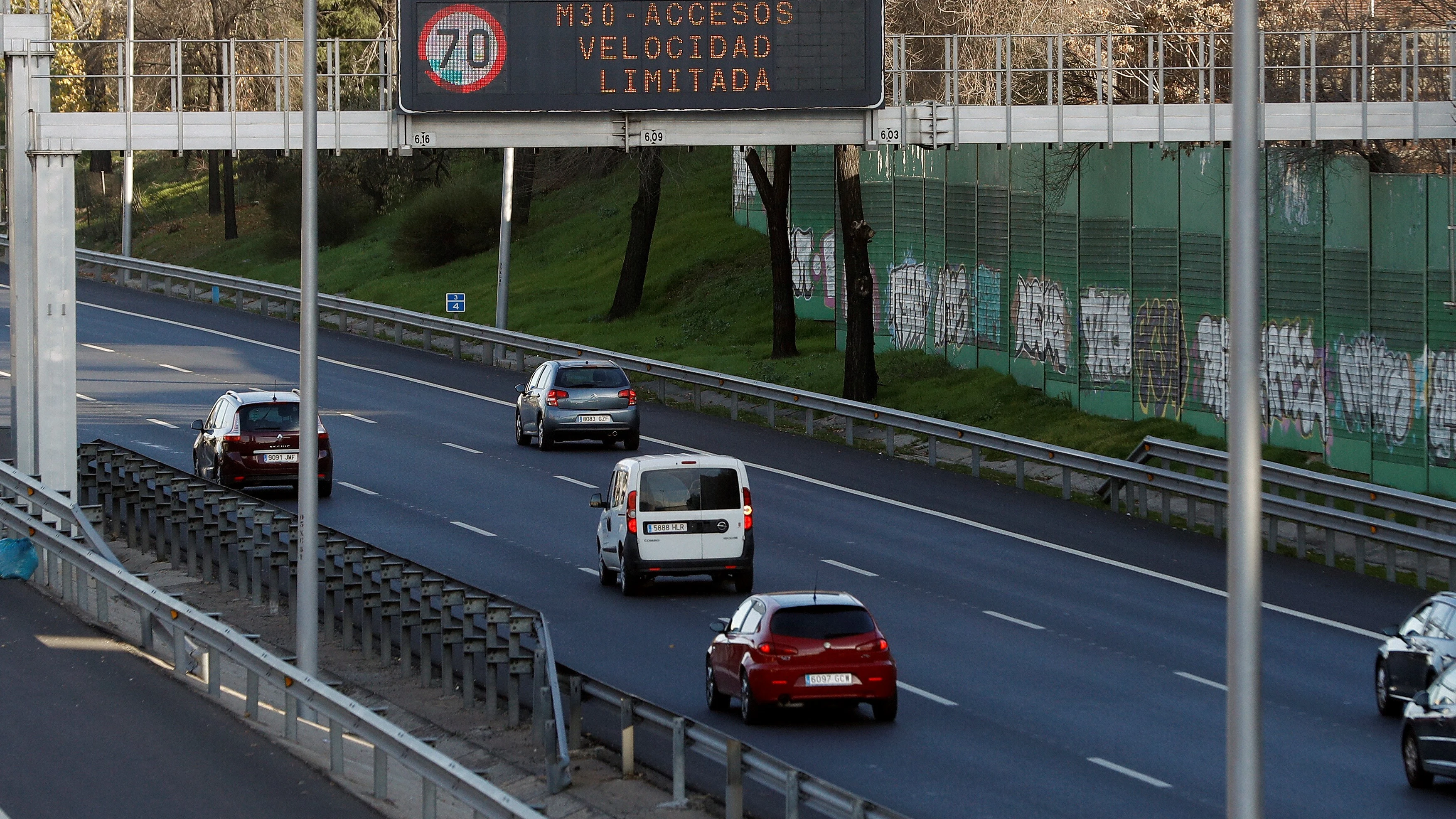 Imagen de archivo de la M30 con la velocidad máxima limitada a 70 km/hora por la contaminación