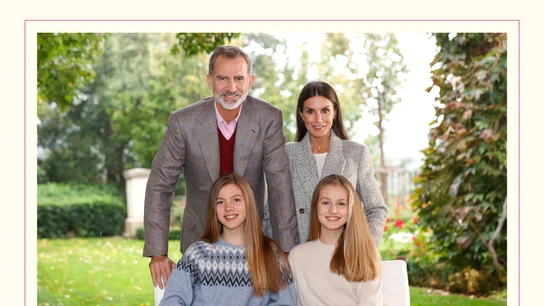 Los reyes y sus hijas felicitan la Navidad desde el jardín de su residencia Los reyes y sus hijas felicitan la Navidad desde el jardín de su residencia