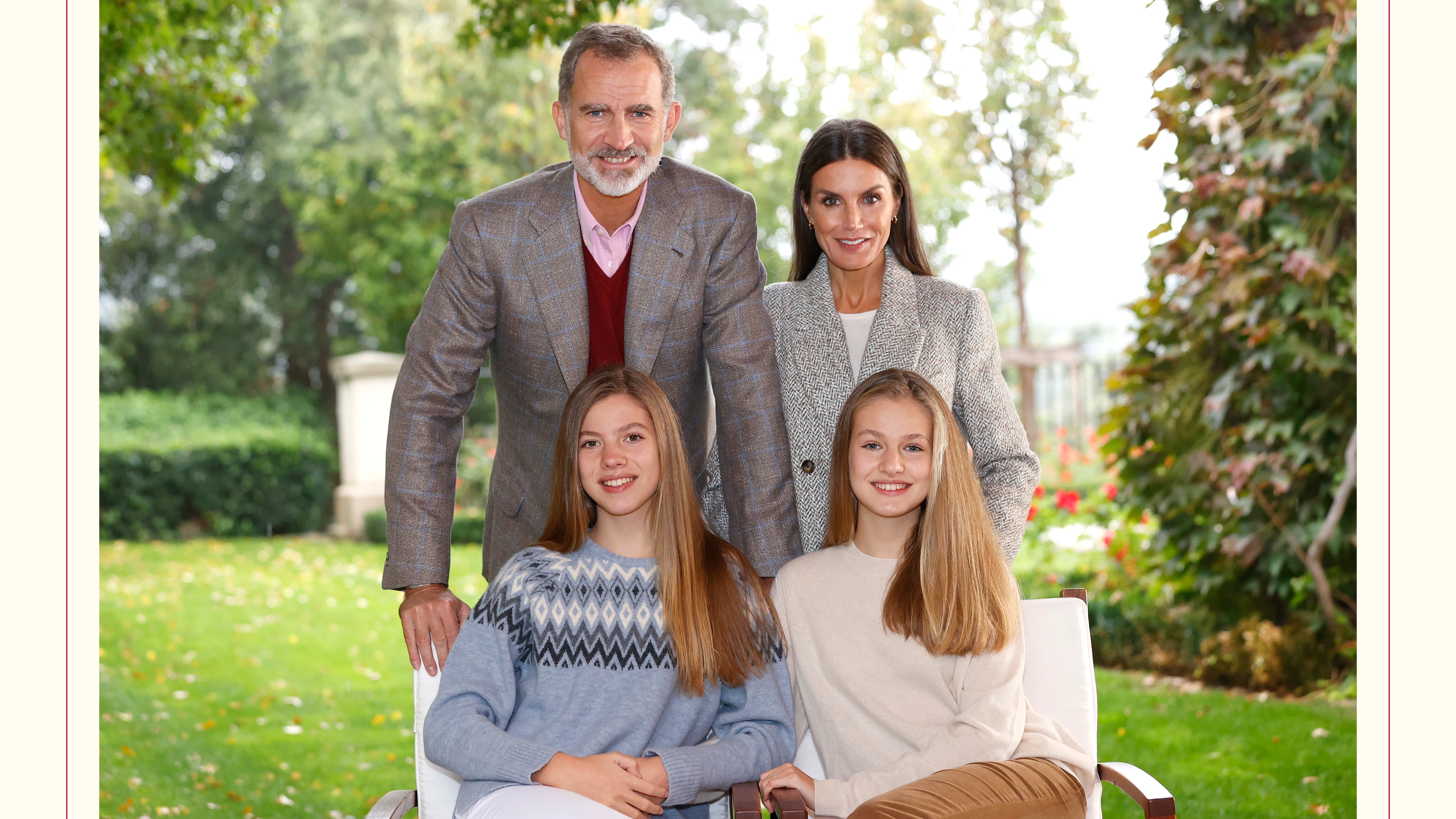 Los reyes y sus hijas felicitan la Navidad desde el jardín de su residencia