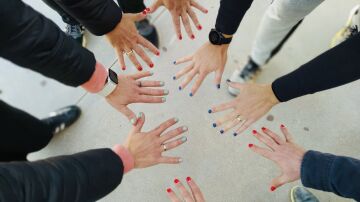 Profesores de un colegio de Huelva con las uñas pintadas