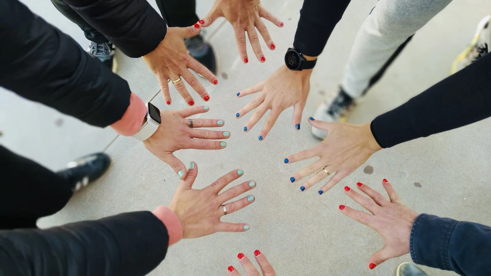 Profesores de un colegio de Huelva con las uñas pintadas