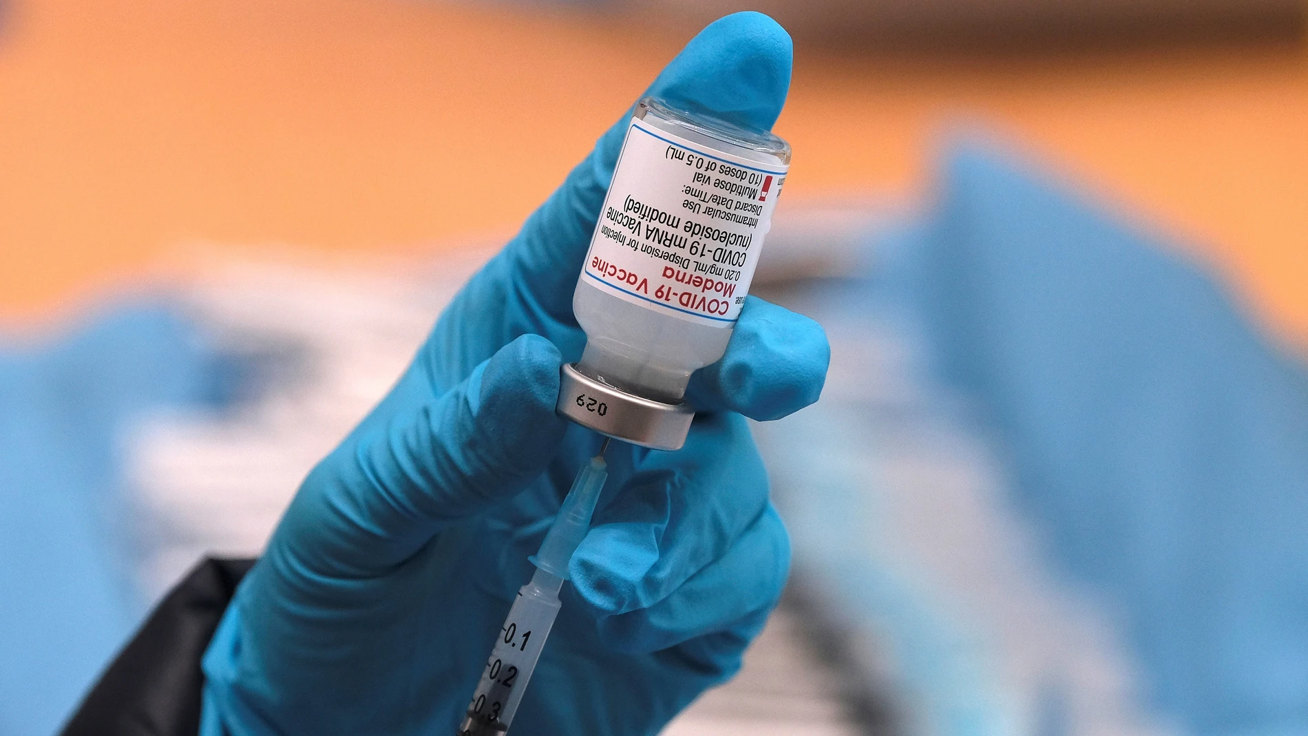 Un sanitario prepara una dosis de la vacuna contra el coronavirus, en una imagen de archivo. 