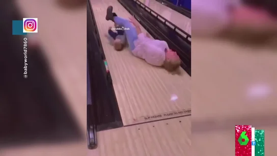 La caída en cadena de un bebé y su madre al intentar correr por la pista de una bolera La caída en cadena de un bebé y su madre al intentar correr por la pista de una bolera