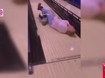La caída en cadena de un bebé y su madre al intentar correr por la pista de una bolera