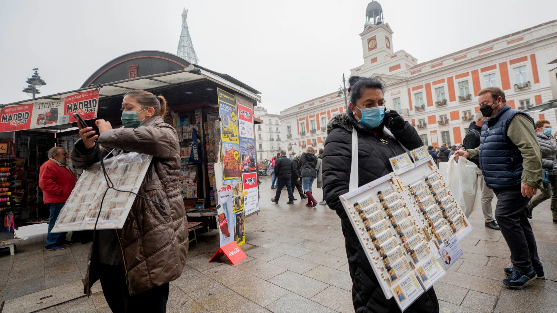 Varias vendedoras ambulantes de lotería de Navidad en la Puerta del Sol 