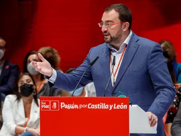 El presidente de Asturias, Adrián Barbón, ingresa en el hospital con COVID-19
