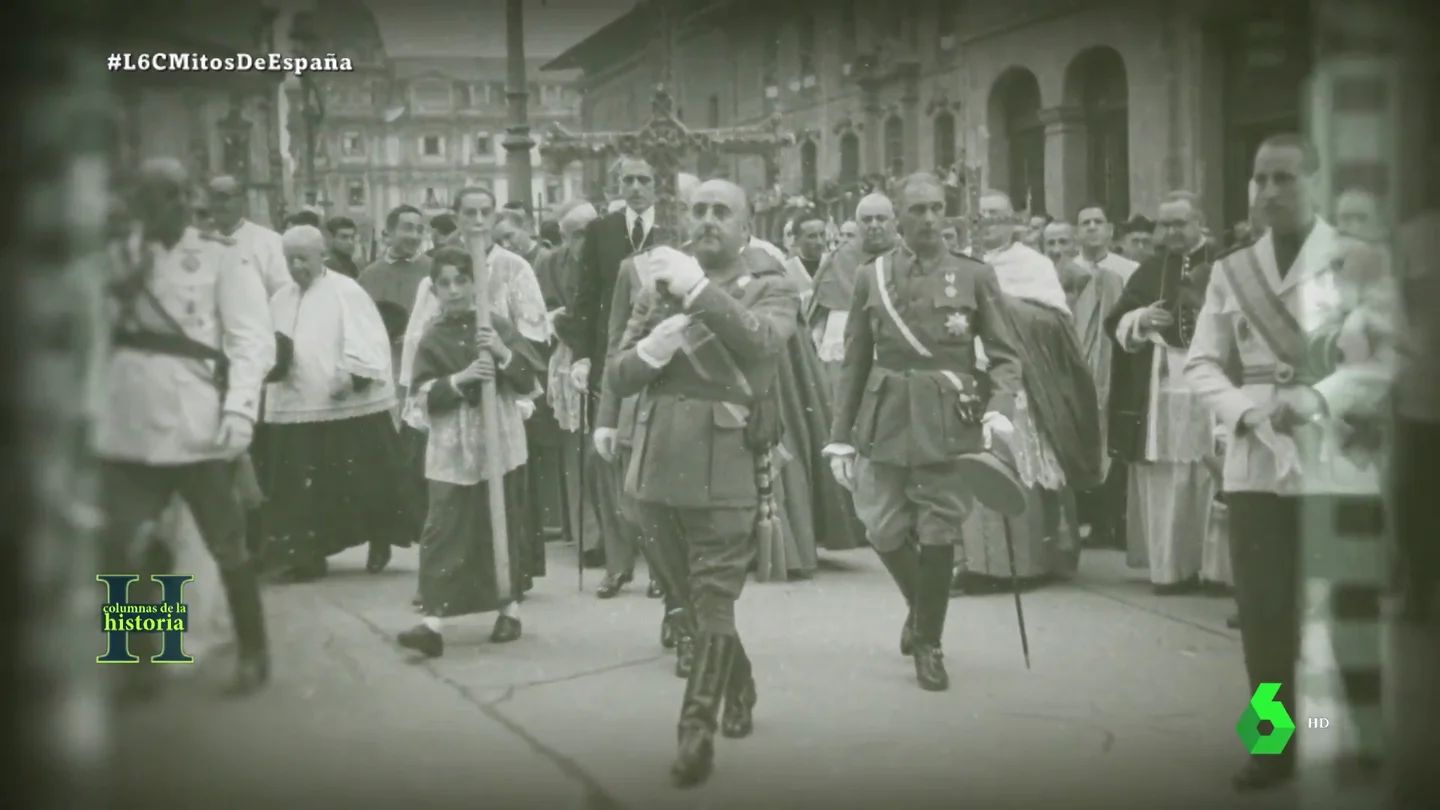 El secreto de la Cruz de la Victoria que Franco no sabía cuando la empuñó en 1942 El secreto de la Cruz de la Victoria que Franco no sabía cuando la empuñó en 1942