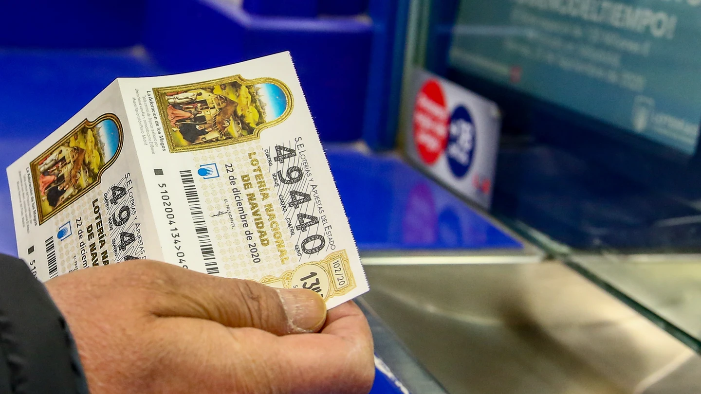Una persona compra un décimo para el Sorteo Extraordinario de la Lotería de Navidad 2020 Una persona compra un décimo para el Sorteo Extraordinario de la Lotería de Navidad 2020