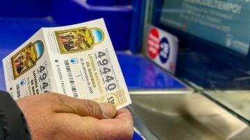 Una persona compra un décimo para el Sorteo Extraordinario de la Lotería de Navidad 2020
