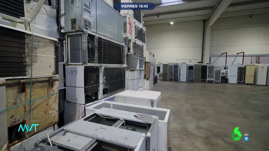 La fábrica de reciclaje. La fábrica de reciclaje.