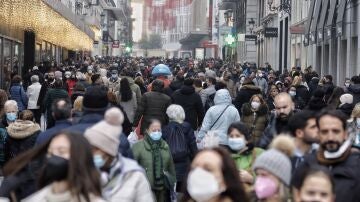 Personas en la madrileña calle Preciados a principios de diciembre