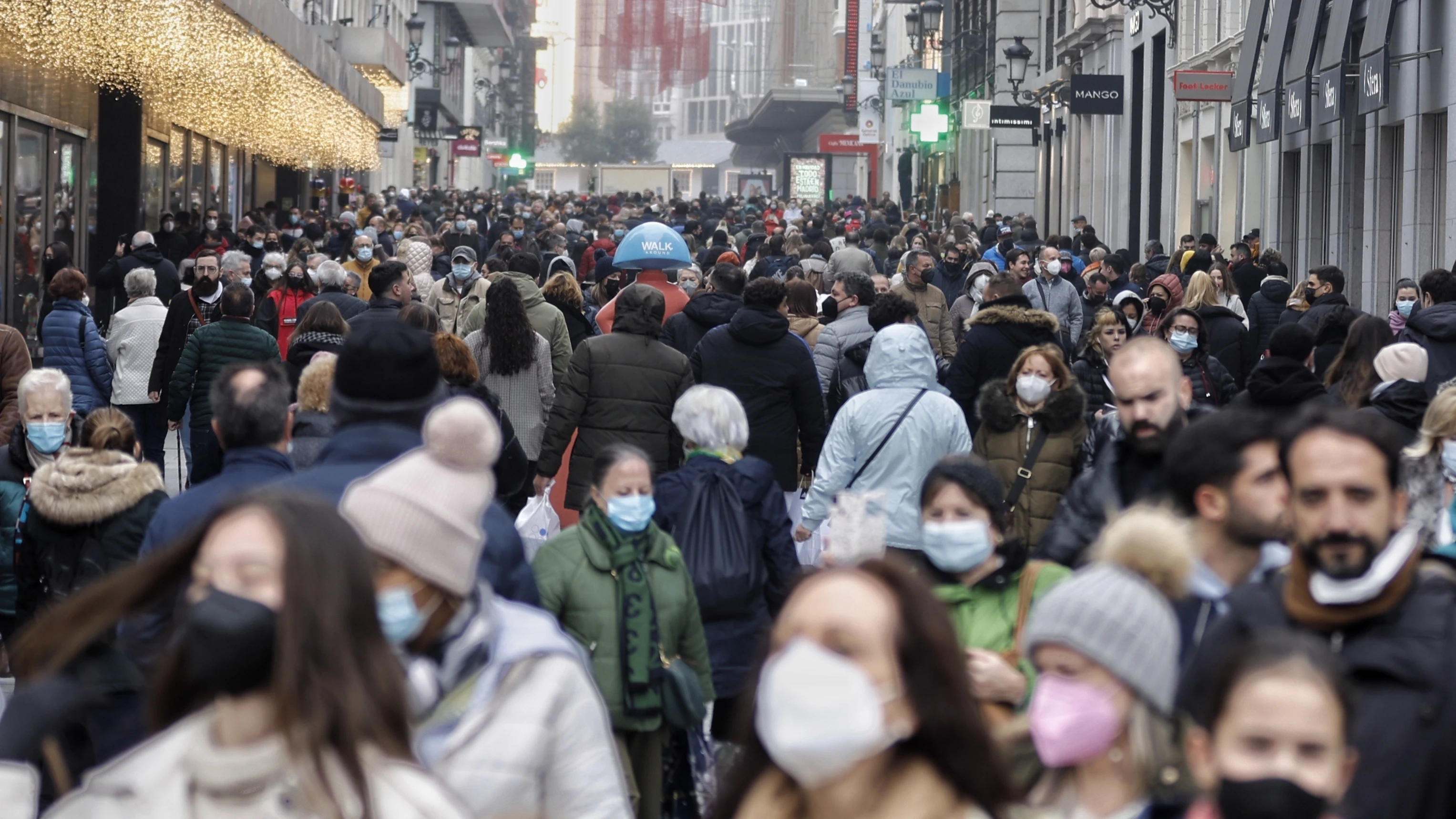 Personas en la madrileña calle Preciados a principios de diciembre