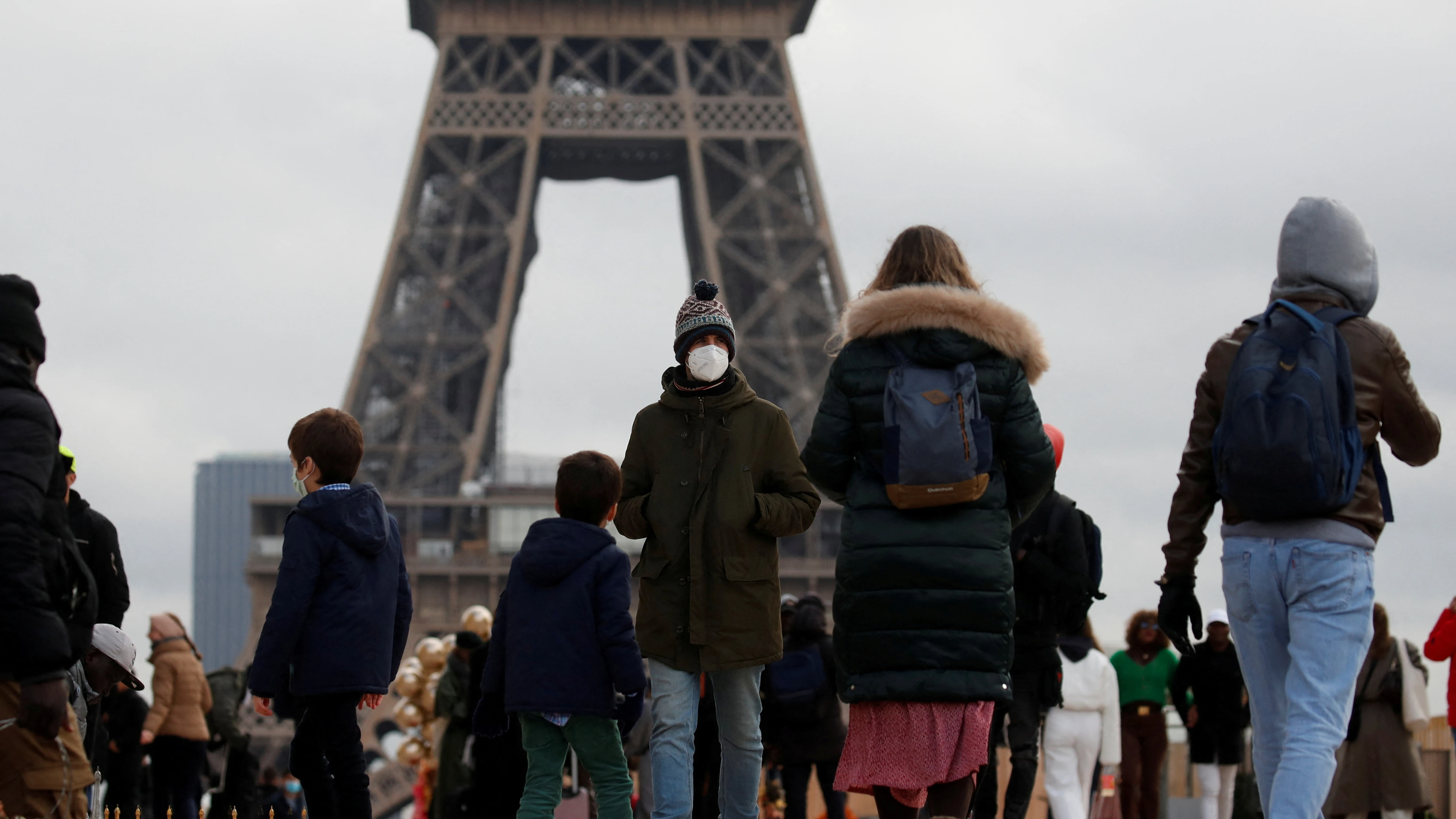 Ciudadanos pasean alrededor de la torre Eiffel de París (Francia)