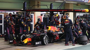 Max Verstappen, en boxes