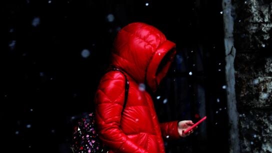 Una mujer abrigada en una fotograf&iacute;a de archivo.