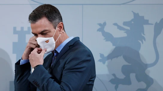 El presidente del Gobierno, Pedro Sánchez, durante la declaración institucional ofrecida este domingo desde la sede de la Delegación del Gobierno en Cataluña en Barcelona. El presidente del Gobierno, Pedro Sánchez, durante la declaración institucional ofrecida este domingo desde la sede de la Delegación del Gobierno en Cataluña en Barcelona.