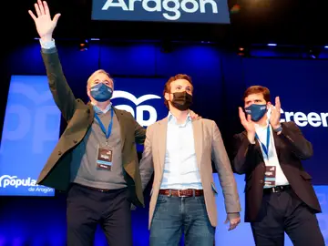 El presidente del PP, Pablo Casado (c), el nuevo presidente del partido en Aragón, Jorge Azcón (i) y el presidente del PP en Zaragoza, Ramón Celma (d).