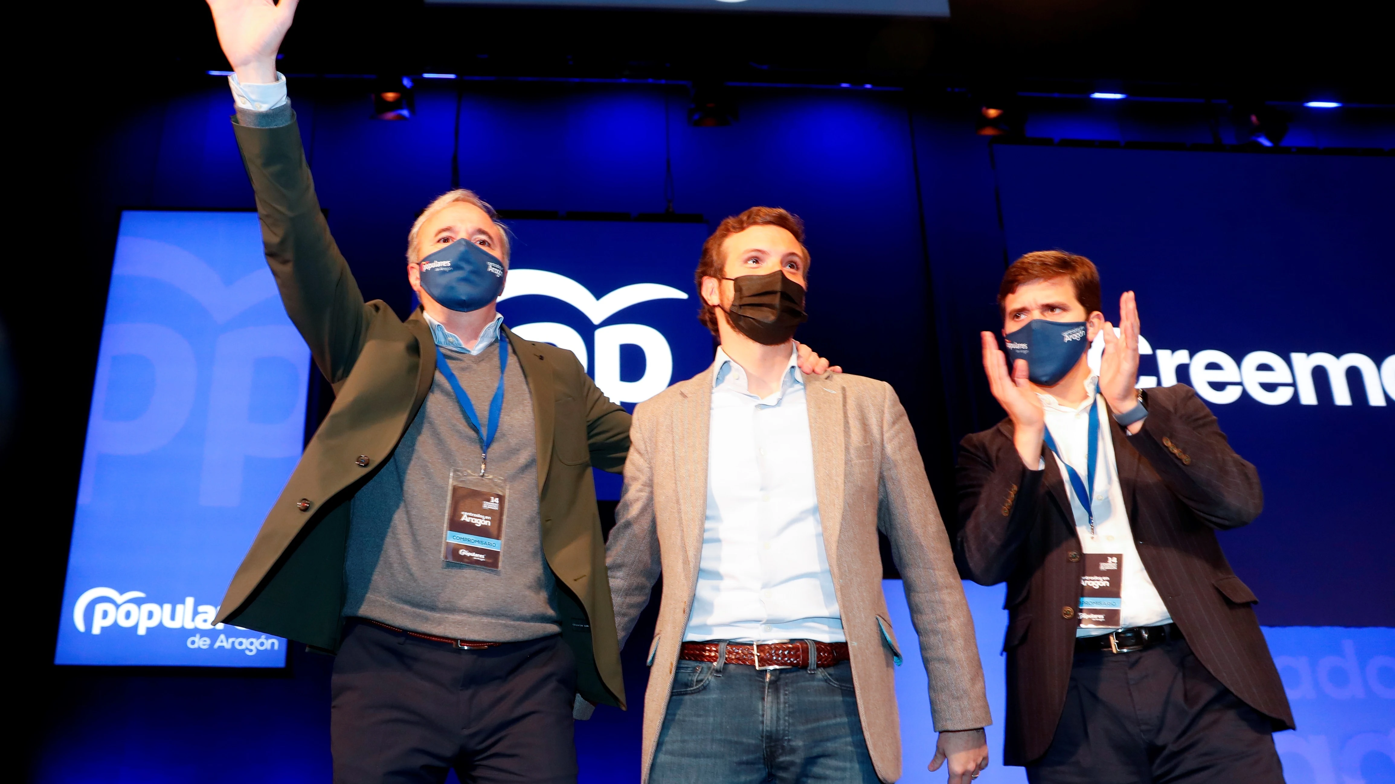 El presidente del PP, Pablo Casado (c), el nuevo presidente del partido en Aragón, Jorge Azcón (i) y el presidente del PP en Zaragoza, Ramón Celma (d).