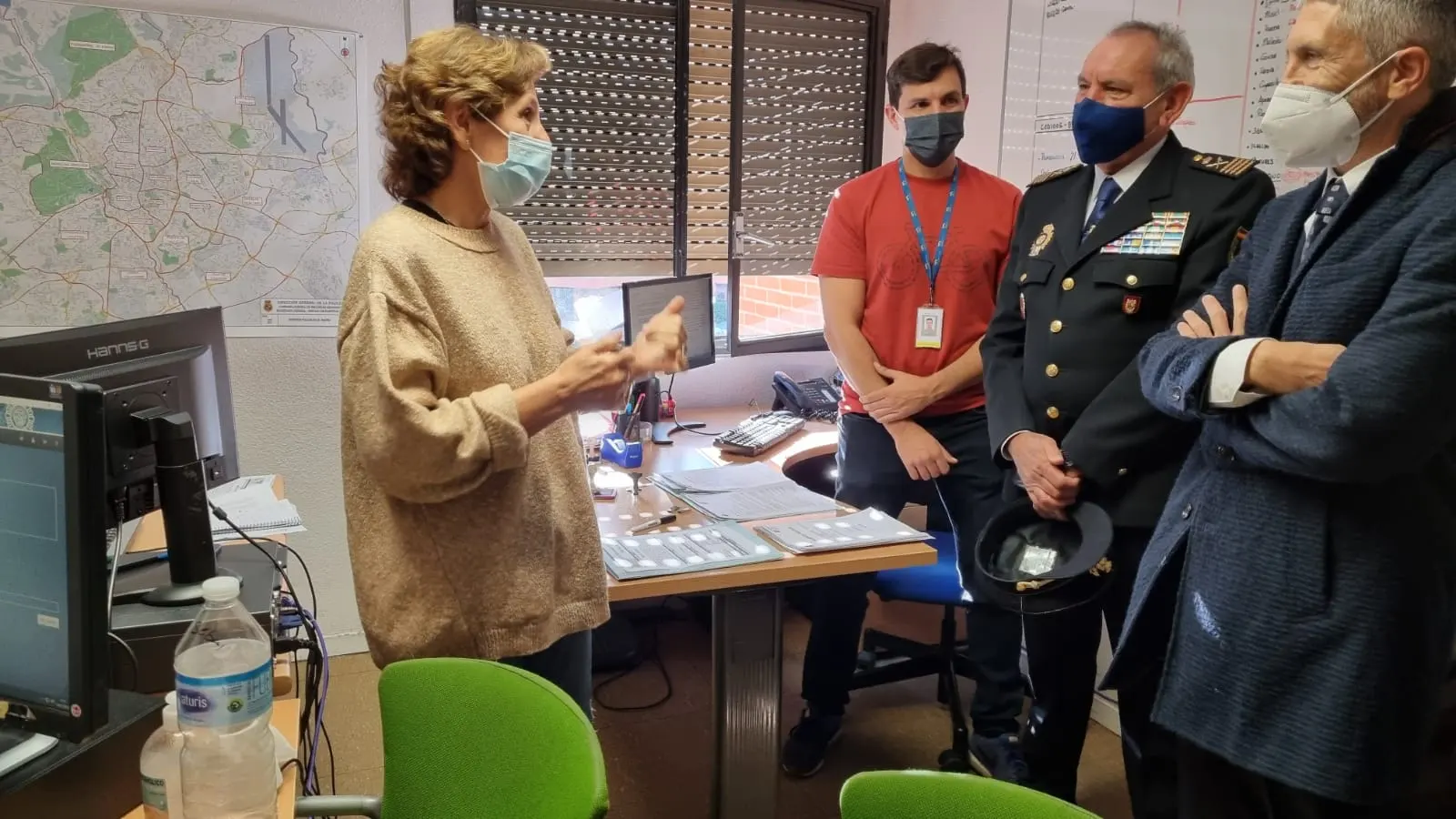 La oficial Mari Luz Carro habla con el ministro del Interior, Fernando Grande-Marlaska, en una reciente visita La oficial Mari Luz Carro habla con el ministro del Interior, Fernando Grande-Marlaska, en una reciente visita