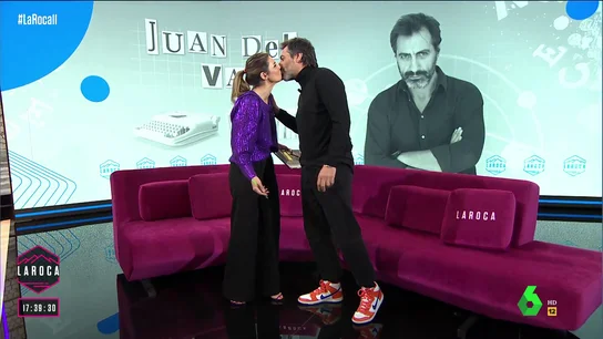 Nuria Roca y Juan del Val se besan en La Roca Nuria Roca y Juan del Val se besan en La Roca