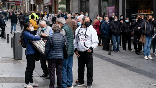 Un grupo de personas esperan a las puertas de la administración de lotería Doña Manolita Un grupo de personas esperan a las puertas de la administración de lotería Doña Manolita