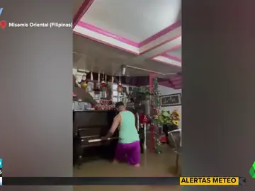 Con el agua hasta las rodillas y su casa destrozada: un joven toca el piano en plena inundación